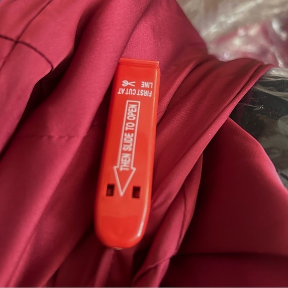 NWT Mac Duggal Satin One Shoulder Puff Sleeve Trumpet Gown Deep Red 55632 Size 2 - Picture 6 of 8